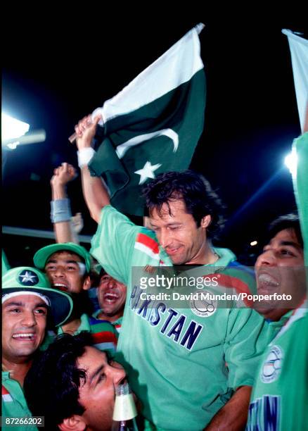 UNITED KINGDOM IMRAN KHAN LEADS THE PAKISTAN CELEBRATIONS AFTER THEY LIFTED THE 1992 CRICKET WORLD CUP
