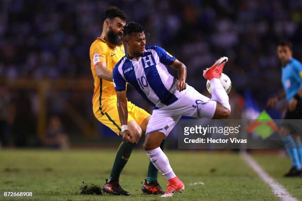 Michael Jedinak of Australia struggles for the ball with Mario Martinez of Honduras during a first leg match between Honduras and Australia as part...