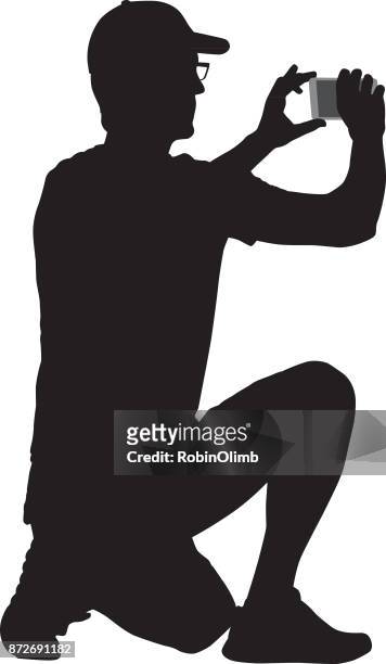 ilustraciones, imágenes clip art, dibujos animados e iconos de stock de hombre arrodillado tomar fotografía con teléfono inteligente - agacharse