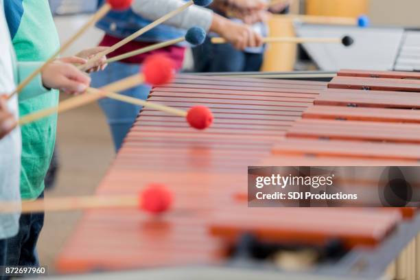 nicht erkennbare kinder spielen das xylophon zusammen - xylophone stock-fotos und bilder