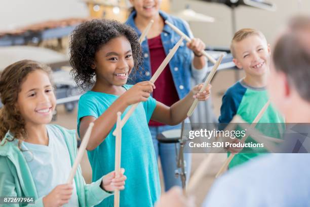 oigenkännlig bandet lärare undervisar trumspelande till studenter - slagverksinstrument bildbanksfoton och bilder