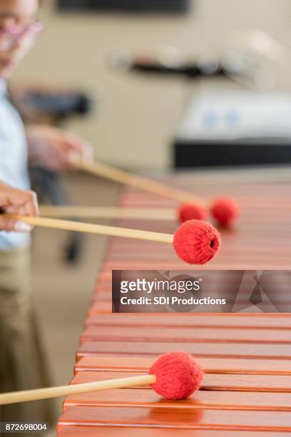 nahaufnahme der xylophon-schlüssel als unkenntlich kinder spielen - marimba stock-fotos und bilder