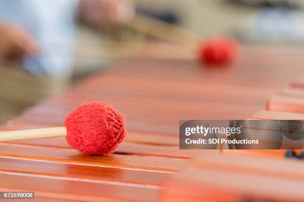 nahaufnahme von percussion mallet auf xylophon tasten - percussion mallet stock-fotos und bilder