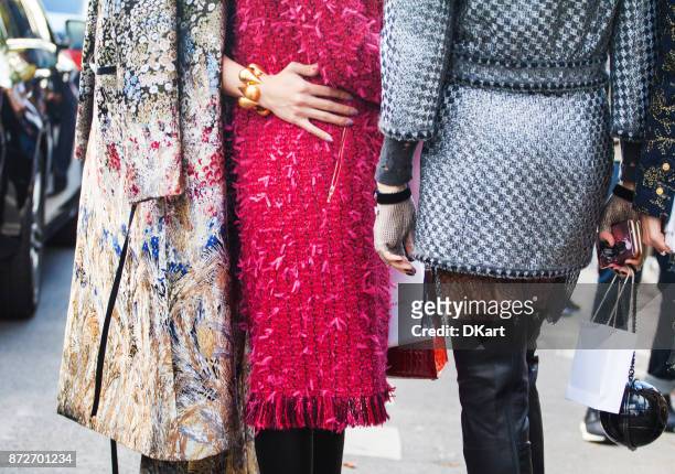 dettagli di vestiti e scarpe da donna su una strada - paris haute couture fashion week foto e immagini stock