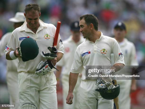 Crickert 5th test England vs Australia at The Brit Oval 2nd day MATTHEW HAYDEN AND JUSTIN LANGER COME OFF THE PITCH FOR BAD LIGHT, SEEMS TO BE...