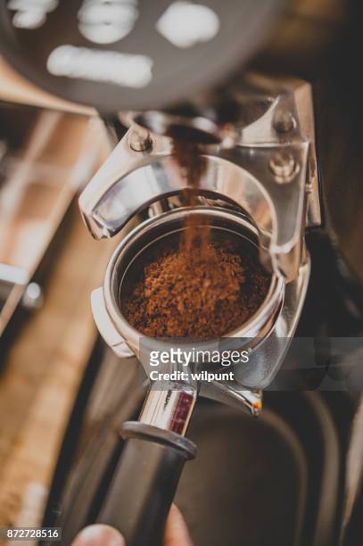 kaffee von frischfleisch für espresso - coffee grinder stock-fotos und bilder