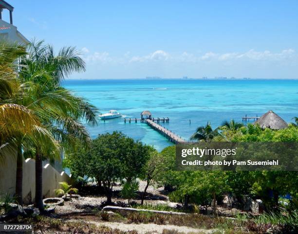 isla mujeres, mexico overlook to cancun - mujeres fotos stock-fotos und bilder