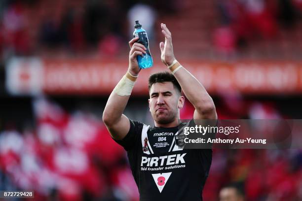 Nelson Asofa-Solomona of the Kiwis acknowledges the supporters after the 2017 Rugby League World Cup match between the New Zealand Kiwis and Tonga at...