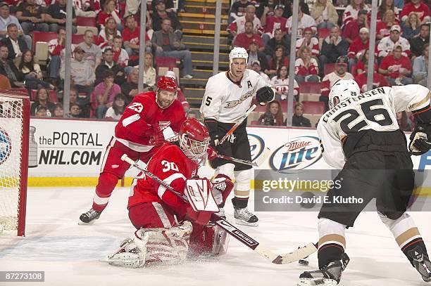 Detroit Red Wings goalie Chris Osgood in action vs Anaheim Ducks. Game 5. Detroit, MI 5/10/2009 CREDIT: David E. Klutho