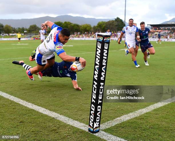Matthew Wright of Samoa scores a try during the 2017 Rugby League World Cup match between Samoa and Scotland at Barlow Park on November 11, 2017 in...
