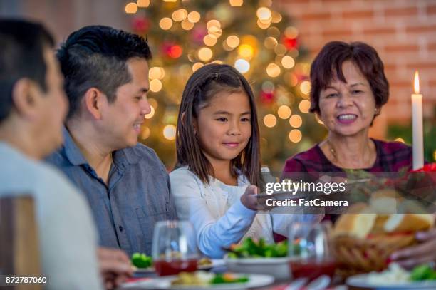 familien-abendessen - filipino family eating stock-fotos und bilder