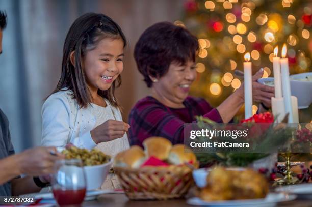 abendessen mit oma - filipino family dinner stock-fotos und bilder