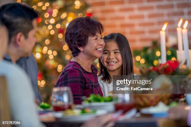 happy familia - filipino family eating fotografías e imágenes de stock