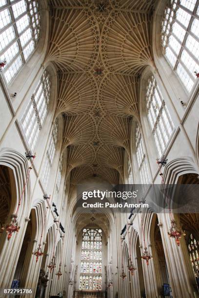 bath abbey with perpendicular gothic style in england - perpendicular gothic architecture stock-fotos und bilder