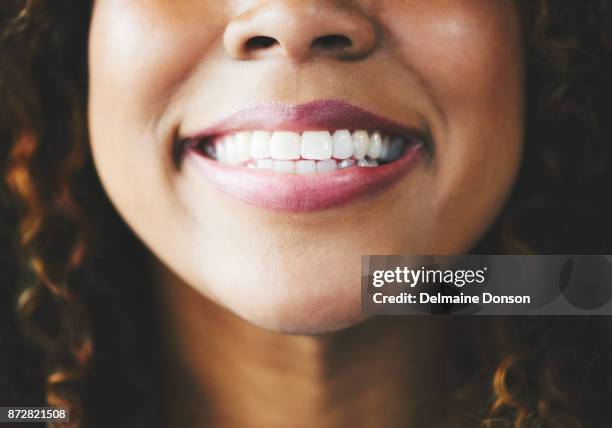 wanneer al het andere faalt, glimlach! - woman smile stockfoto's en -beelden