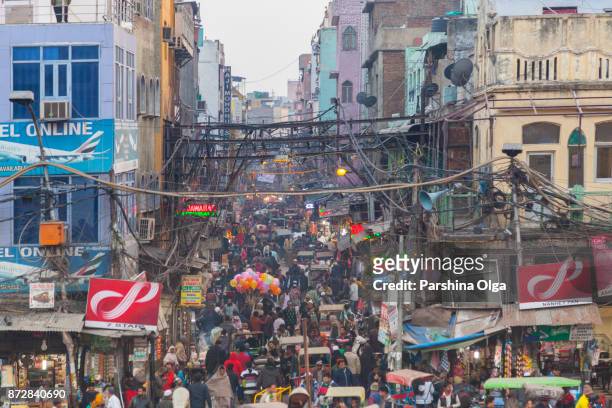 krähte straße in der nähe von red fort in neu-delhi, indien - verkehrschaos stock-fotos und bilder
