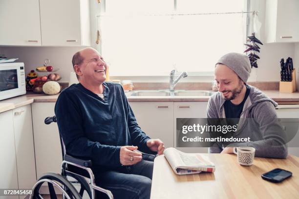 man een bezoek aan een tijdelijke handicap vriend en een kop koffie. - rolstoel stockfoto's en -beelden
