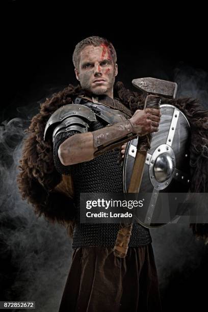 weapon wielding dirty bloody viking warrior in emotional pose - príncipe encantado imagens e fotografias de stock
