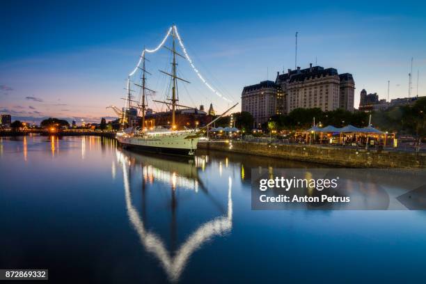 puerto madero at night, buenos aires, argentina. - puerto madero 個照片及圖片檔