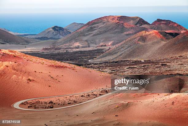 vulkanische landschap van nationaal park timanfaya, lanzarote, canarische eilanden - timanfaya national park stockfoto's en -beelden