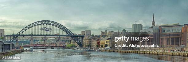 newcastle-upon-tyne skyline in der abenddämmerung - tyne and wear stock-fotos und bilder