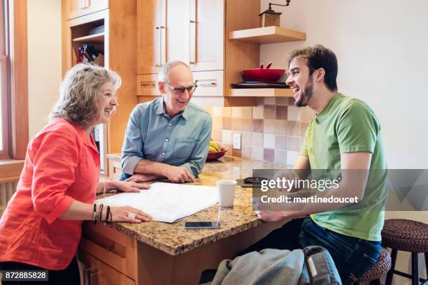 älteres paar, die anmietung eines zimmers zu einem latein-amerikanische studenten. - kaffeeklatsch stock-fotos und bilder