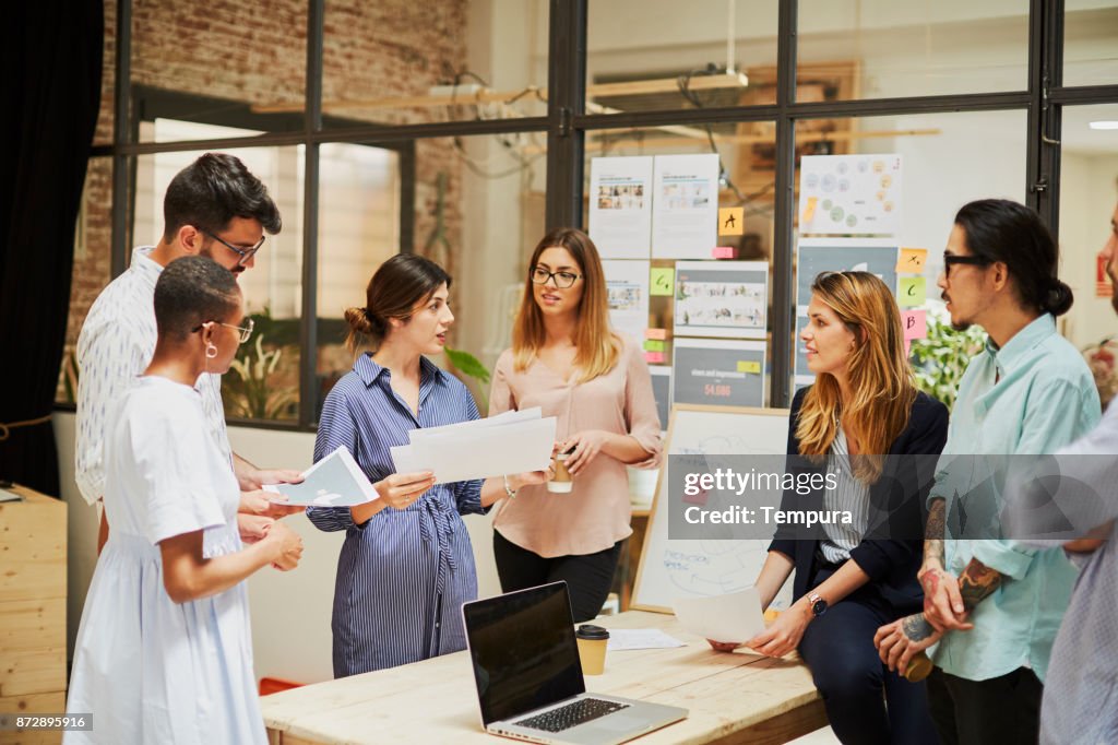 Trabajo en equipo, en una mesa. Nuevas estrategias.