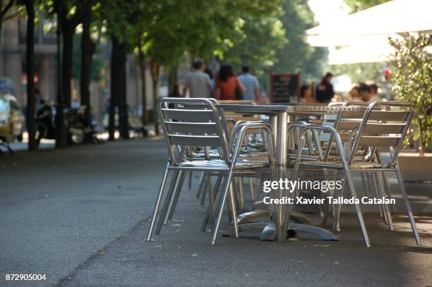 the promenade of bar terraces - café esplanada imagens e fotografias de stock
