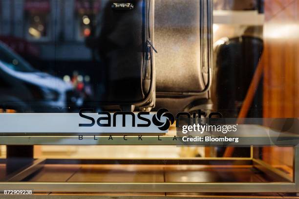 Samsonite Sign 223 Samsonite Luggage Stock Photos, High-Res Pictures, and Images ...