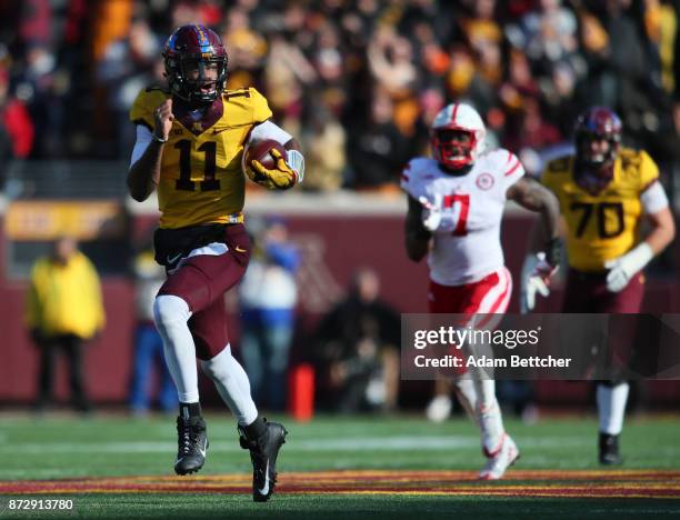 Demry Croft of the Minnesota Golden Gophers carries the ball for a touchdown in the second quarter against the Nebraska Cornhuskers at TCF Bank...