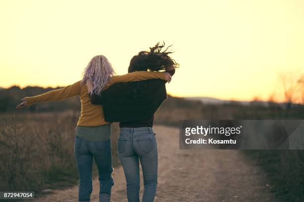 幸せの道を歩む - lane sisters ストックフォトと画像