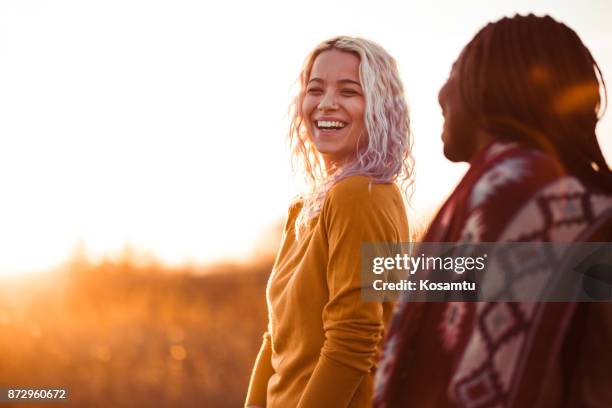 gelukkig vriendinnen wandelen in de natuur - happy friends stockfoto's en -beelden