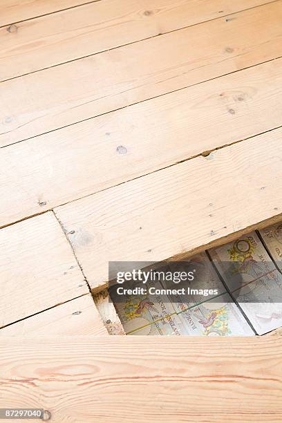hidden money under floorboards - tabla de piso fotografías e imágenes de stock