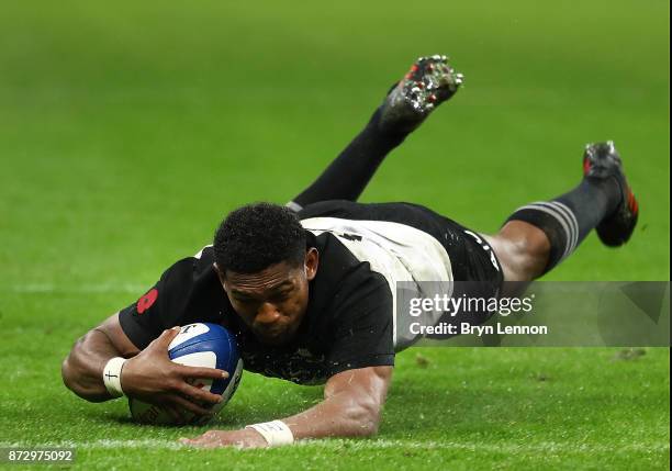 Waisake Naholo of New Zealand scores the final try during the Autumn International between France and New Zealand at the Stade de France on November...