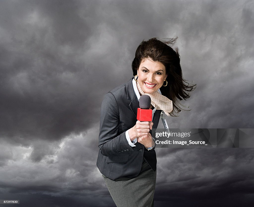 News Moderator im Sturm