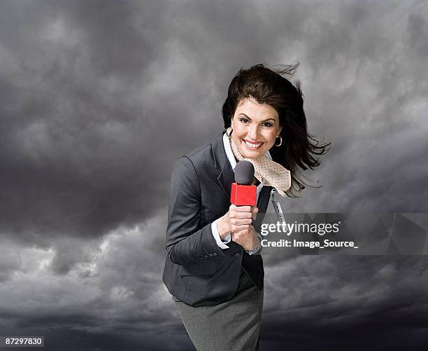 actualités présentateur de tempête - présentateur de journal photos et images de collection