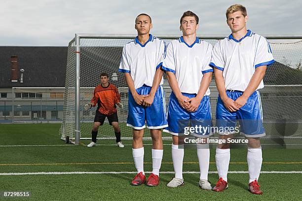 footballers waiting for free kick - 自由球 個照片及圖片檔