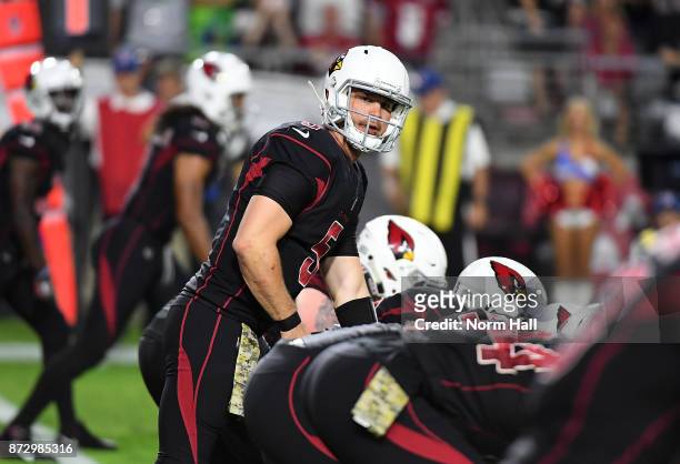 Drew Stanton of the Arizona Cardinals looks over the defense prior to taking the snap from under center against the Seattle Seahawks at University of...