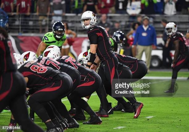 Drew Stanton of the Arizona Cardinals looks at the defense prior to taking the snap against the Seattle Seahawks at University of Phoenix Stadium on...