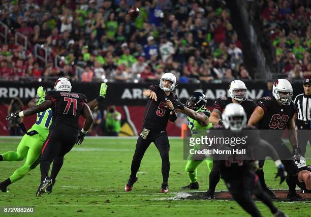 Drew Stanton of the Arizona Cardinals throws the ball down field against the Seattle Seahawks at University of Phoenix Stadium on November 9, 2017 in...