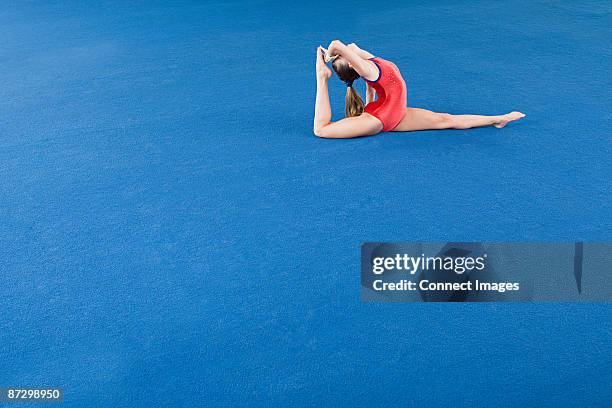 gymnast doing the splits - doing the splits stock pictures, royalty-free photos & images