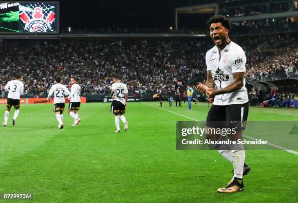 Kazin of Corinthians celebrates after scoring their first goal during the match between Corinthians and Avai for the Brasileirao Series A 2017 at...