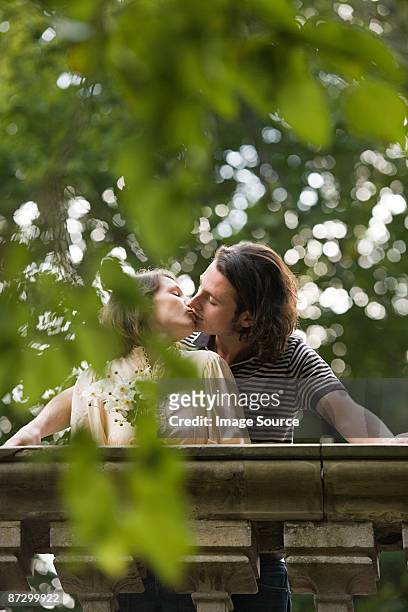 couple kissing - couple central park stock pictures, royalty-free photos & images