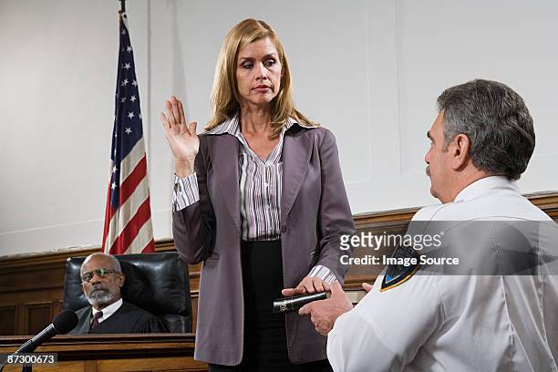 uma testemunha swearing um juramento - testemunha imagens e fotografias de stock