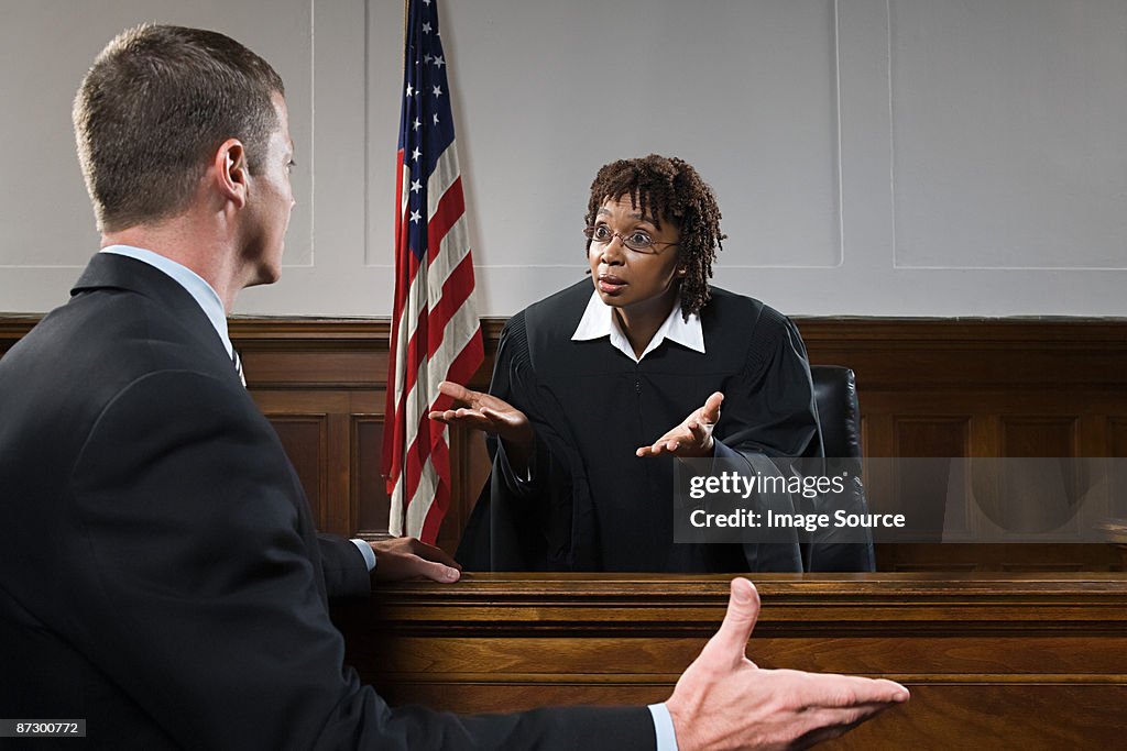 Um advogado e um juiz discutir