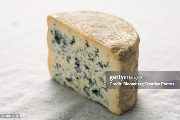 blue-veined cheese from france - blauschimmelkäse stock-fotos und bilder
