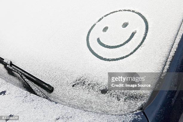 smiley face in snow on car - vindrutetorkare bildbanksfoton och bilder