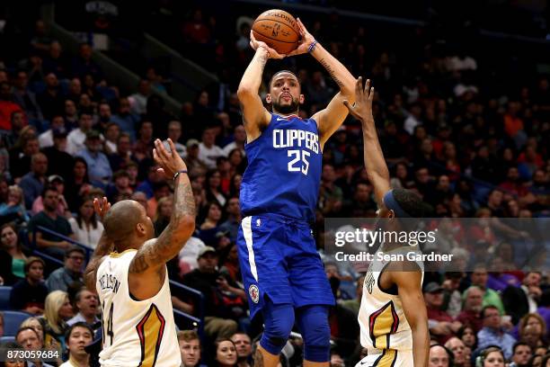 Austin Rivers of the LA Clippers shoots over Jameer Nelson of the New Orleans Pelicans and Ian Clark of the New Orleans Pelicans during the second...