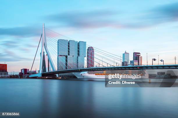 long exposure of rotterdam harbour and skylines at sunset - rio nieuwe maas - fotografias e filmes do acervo