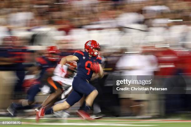 Wide receiver Tony Ellison of the Arizona Wildcats runs with the football en route to scoring on a 27 yard touchdown reception against the Oregon...